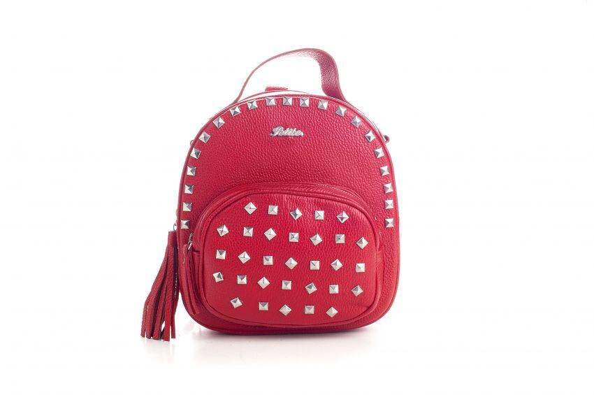 
    Mochila roja con tachas y flecos que le dan un toque diferente.
   