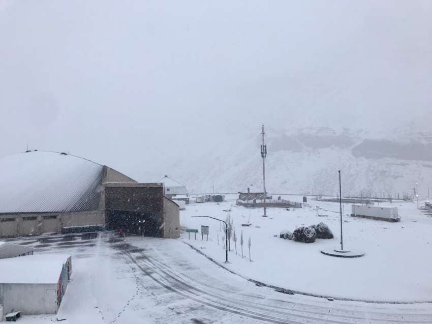 
    Alrededor de 20 centímetros de nieve se acumularon en la alta montaña. - Gentileza / Gendarmería
   