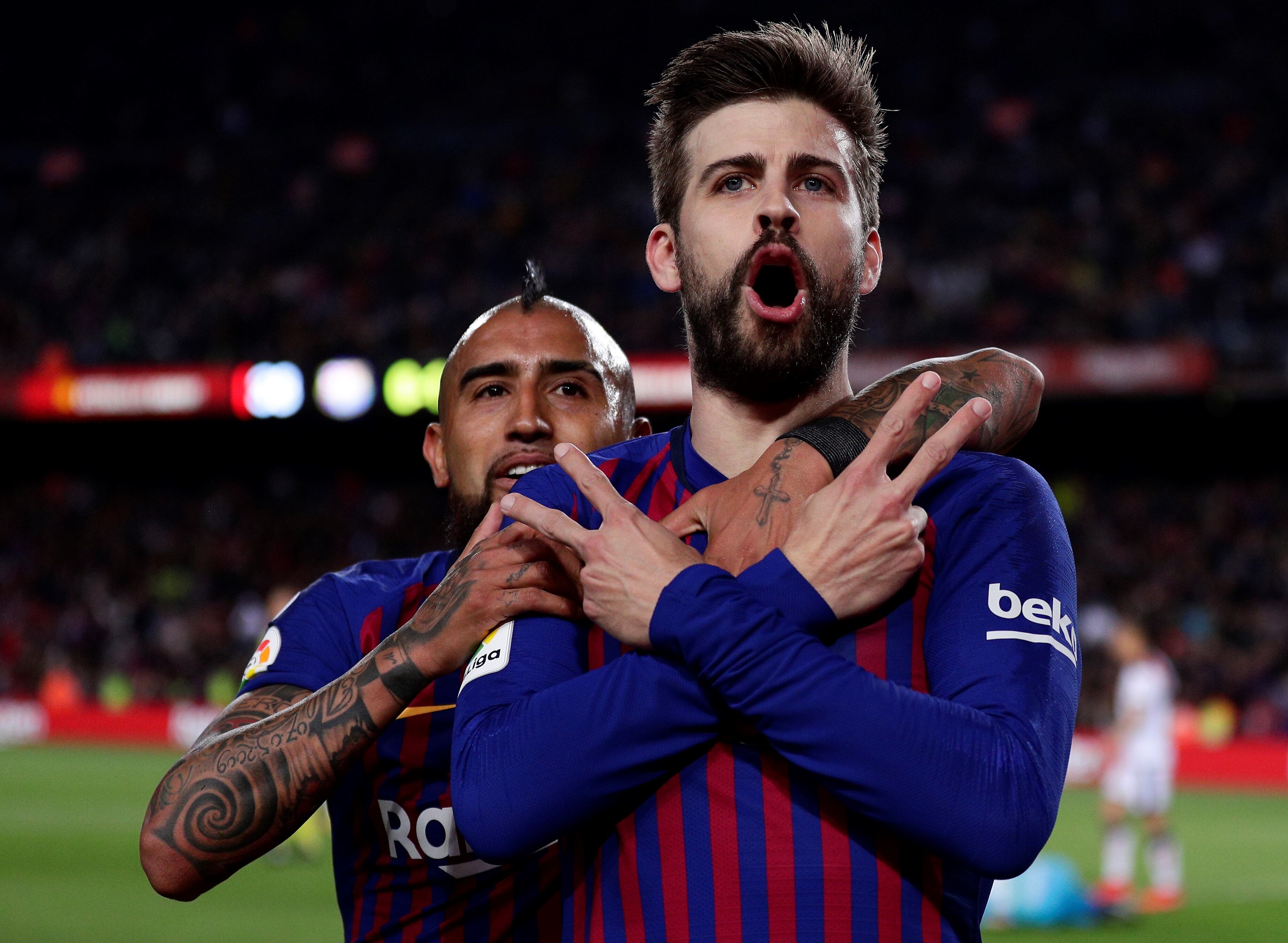 Gerard Piqué asoma como nuevo capitán si Leo Messi se marcha del elenco culé. En tanto, el chileno Arturo Vidal no seguirá. / archivo 