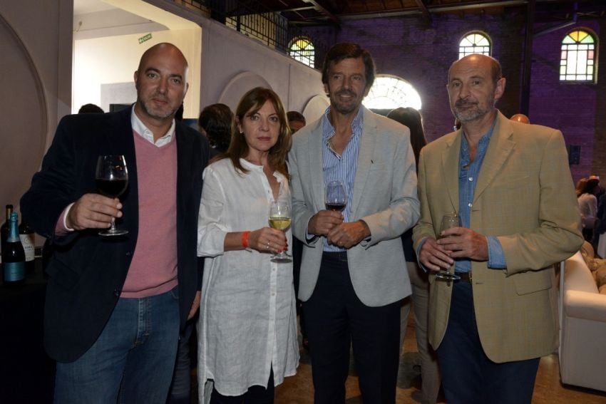 
    Brindis entre amigos: Juan Carlos Caselles, Nora Nofal, Luis Steindl y Rodolfo Vargas Arizu.
   