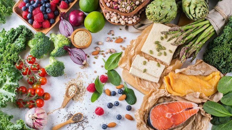 Estos son los alimentos que pueden disminuir los dolores menstruales.