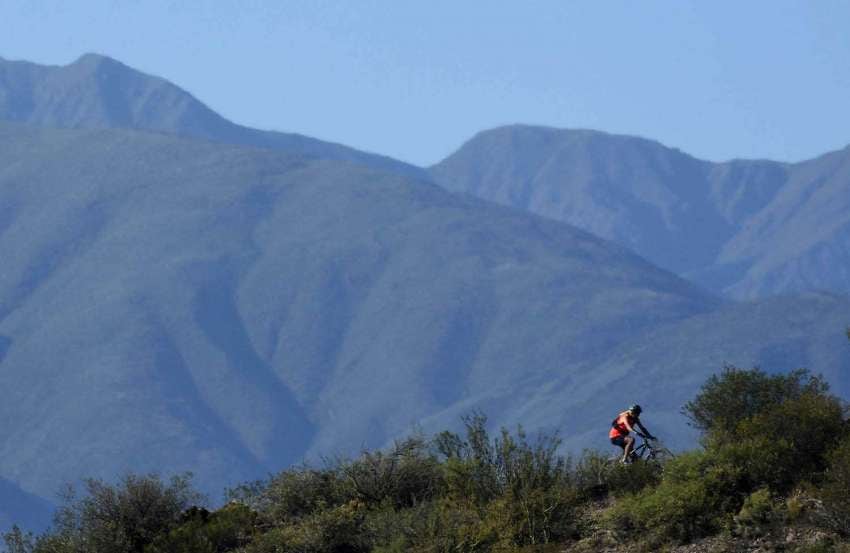 
Gustavo Rogé / 03 de enero | Desde hace varios años los amantes del ciclismo de montaña recorren los senderos y picadas del piedemonte al oeste de Chachas de Coria.
   