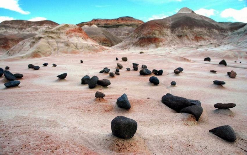 
    El desértico y colorido paisaje que hace 65 millones de años estaba bajo el mar.
   