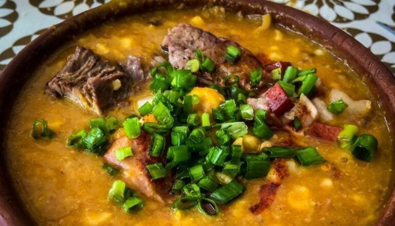 Podes servir el locro en las típicas cazuelas de barro o simplemente en un plato hondo para que mantenga por más tiempo el calor. 