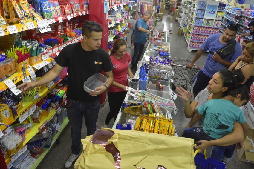 
Otros consumidores están dividiendo la compra en dos meses para poder financiarse. | Diego Parés / Los Andes
   