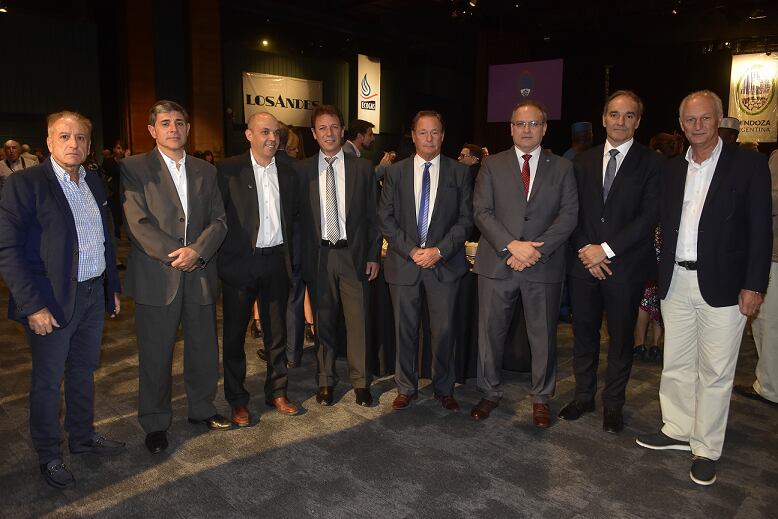 
Las candidatas y los intendentes de los 18 departamentos de Mendoza, juntos en el escenario del auditorio Ángel Bustelo | Diego Parés / Los Andes
   