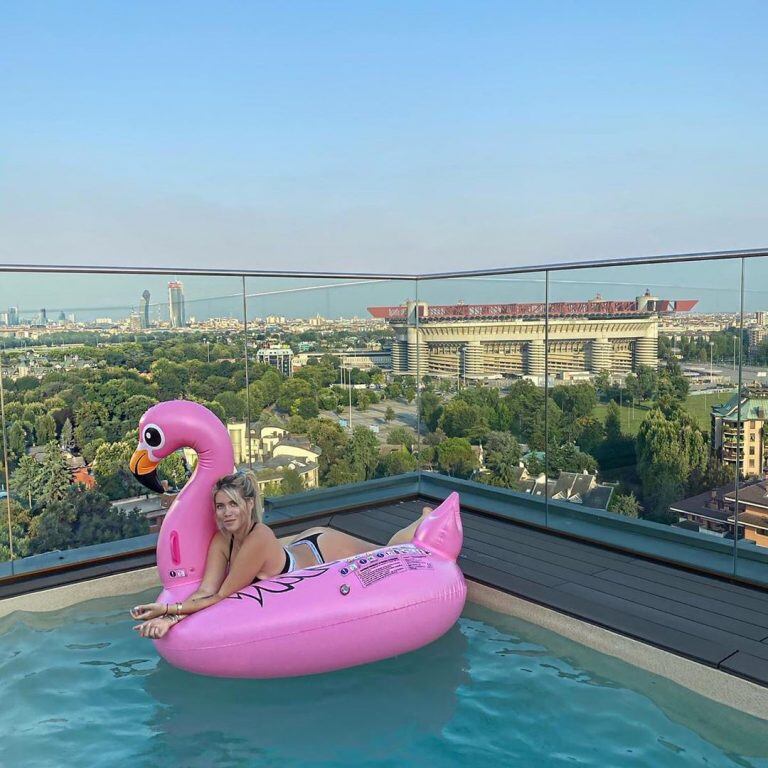 Wanda Nara posó desde la pileta en Milán con una increíble vista: "Por casa todo sigue igual"