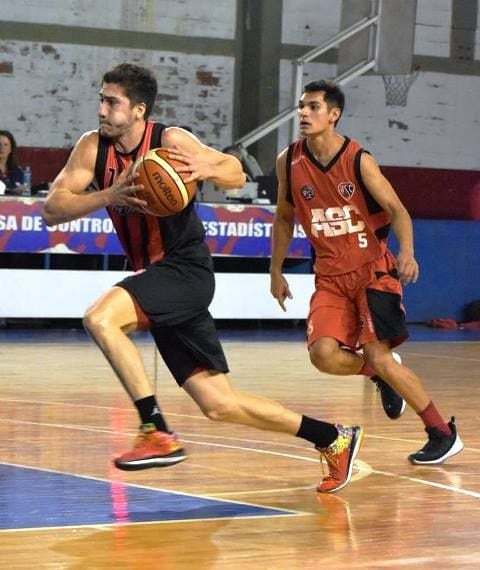 
    CAPITÁN MADE IN CHACARERO. Ramiro Espinoza, mostró todo su talento. / Gentileza: Iván Martínez.
   