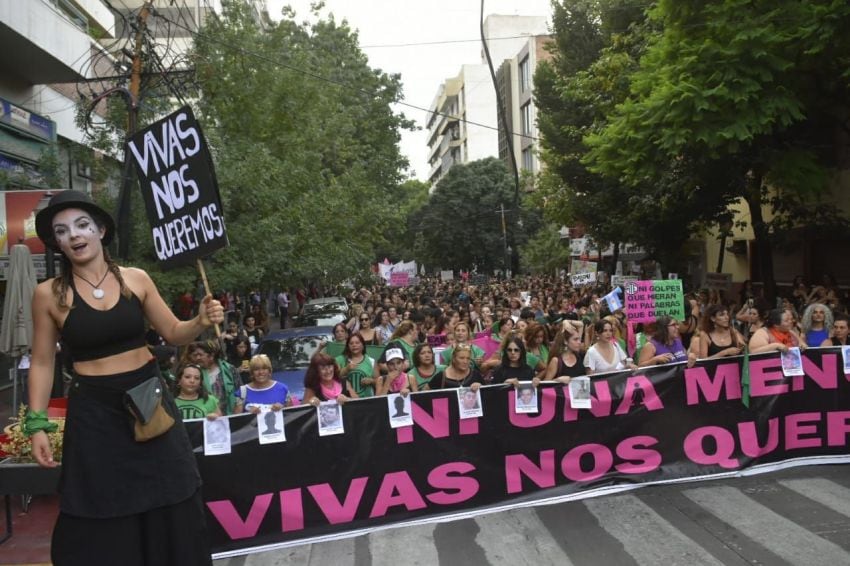 
    Una multitud pidió justicia en Mendoza por los femicidios en todo el país. / Diego Parés
   