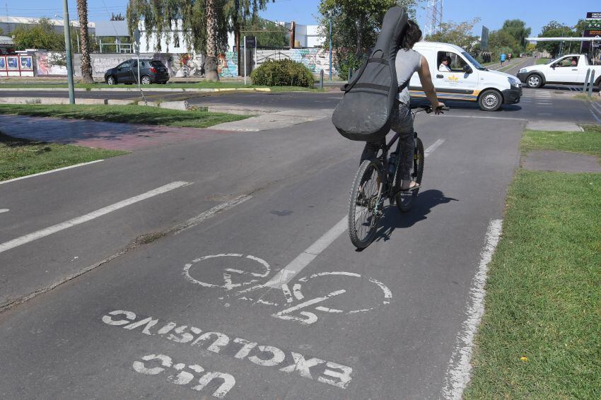 
En cruces como el de Cipolletti (foto), T.Benegas, Chacabuco o Maipú, se recomienda precaución y respetar la velocidad máxima. | Orlando Pelichotti / Los Andes
   