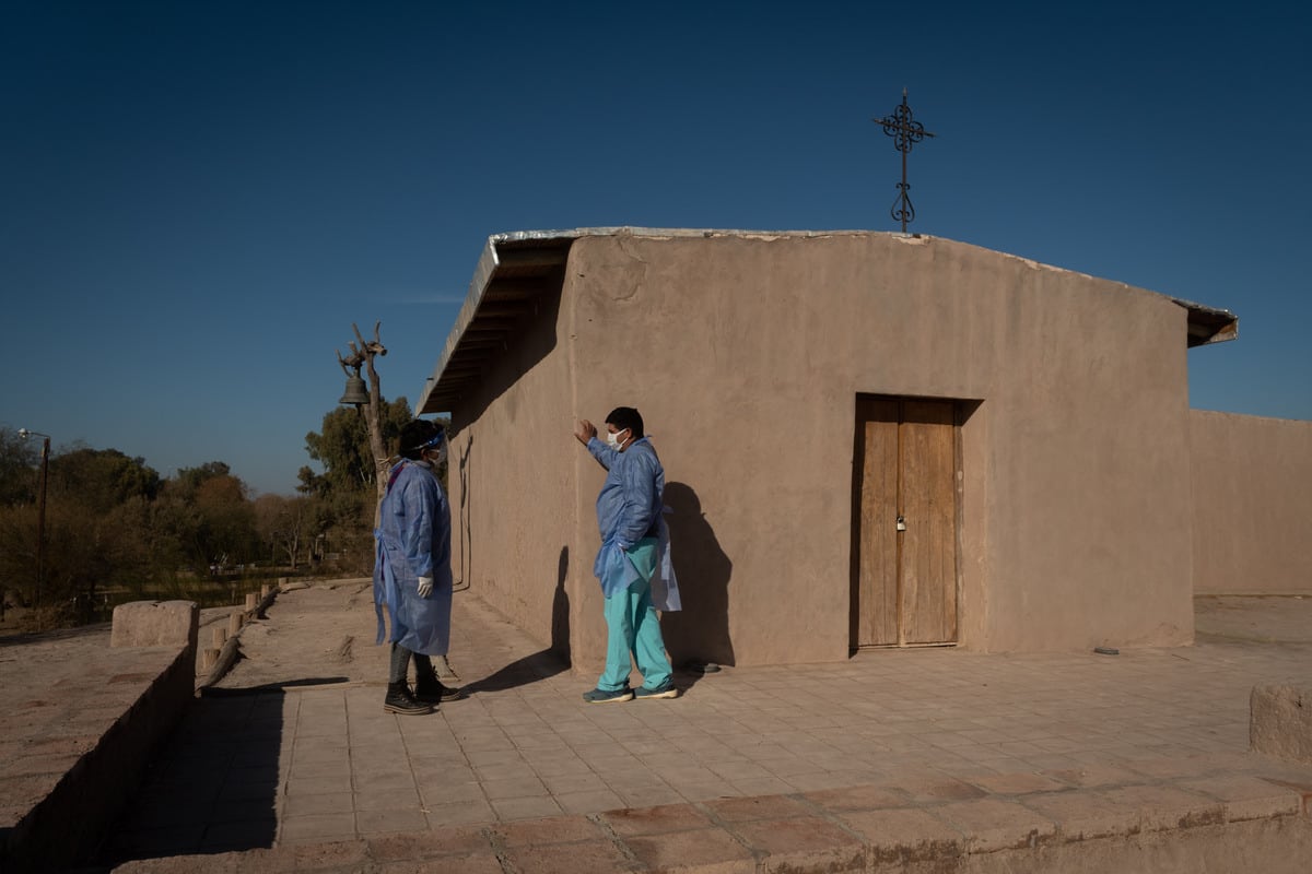 Personal sanitario hace una parada de descanso en la Capilla Vieja de La Asunción