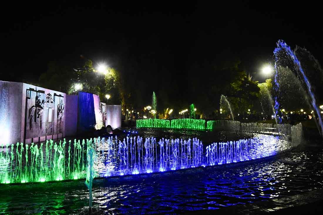 Con un espectáculo de agua y luces de colores que parecían bailar al son del Himno Nacional la principal fuente de la Plaza Independencia fue puesta en funcionamiento