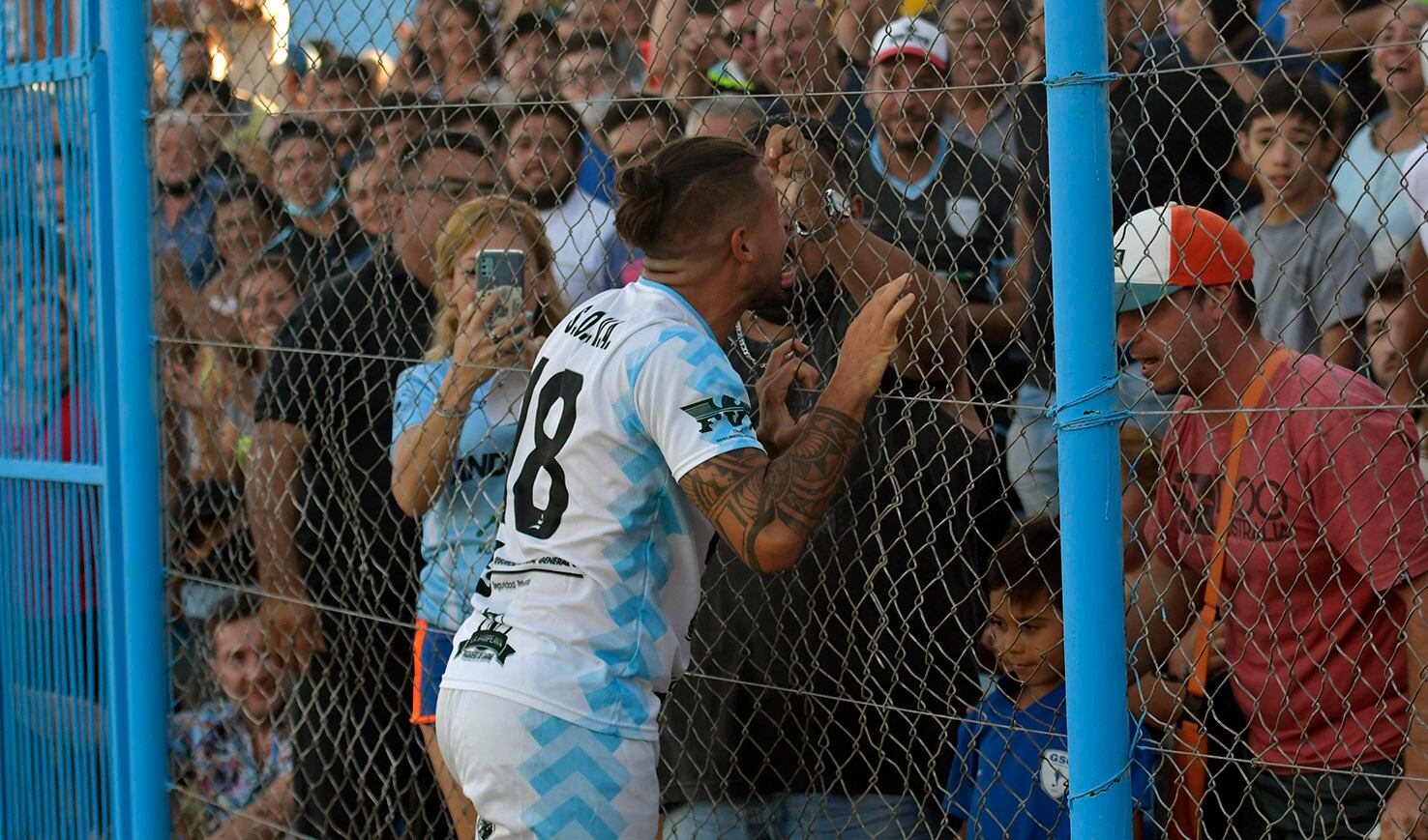 Trepado al alambrado. Lautaro Suraci hizo explotar la Perrera tras el 2 a 0 y lo festeja de cara a su gente. Foto: Orlando Pelichotti / Los Andes