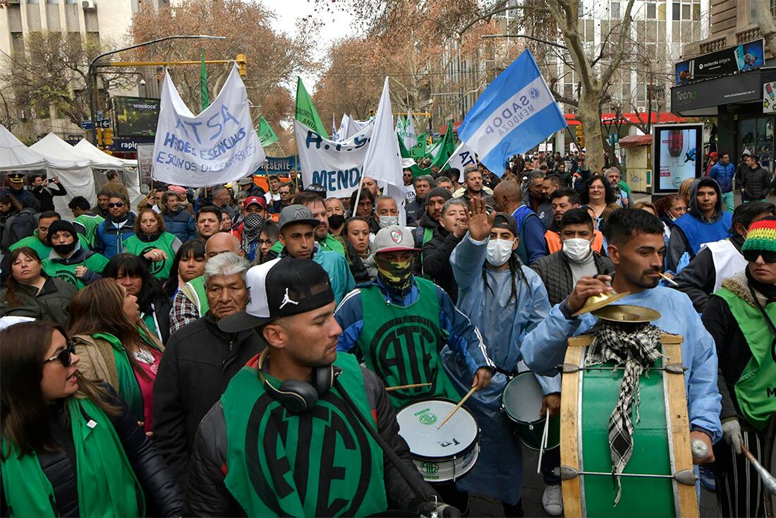 Protesta de ATE

ATE realiza una protesta y marchas  tras la detención de Macho por el corte de calles
mientras se transitaba un contexto de paritarias. 
Tras la detención de  Roberto Macho, secretario general de la Asociación de Trabajadores del Estado (ATE) y Adriana Iranzo, secretaria adjunta del gremio, quienes no se habían presentado a declarar esta semana.
Foto: Orlando Pelichotti / Los Andes