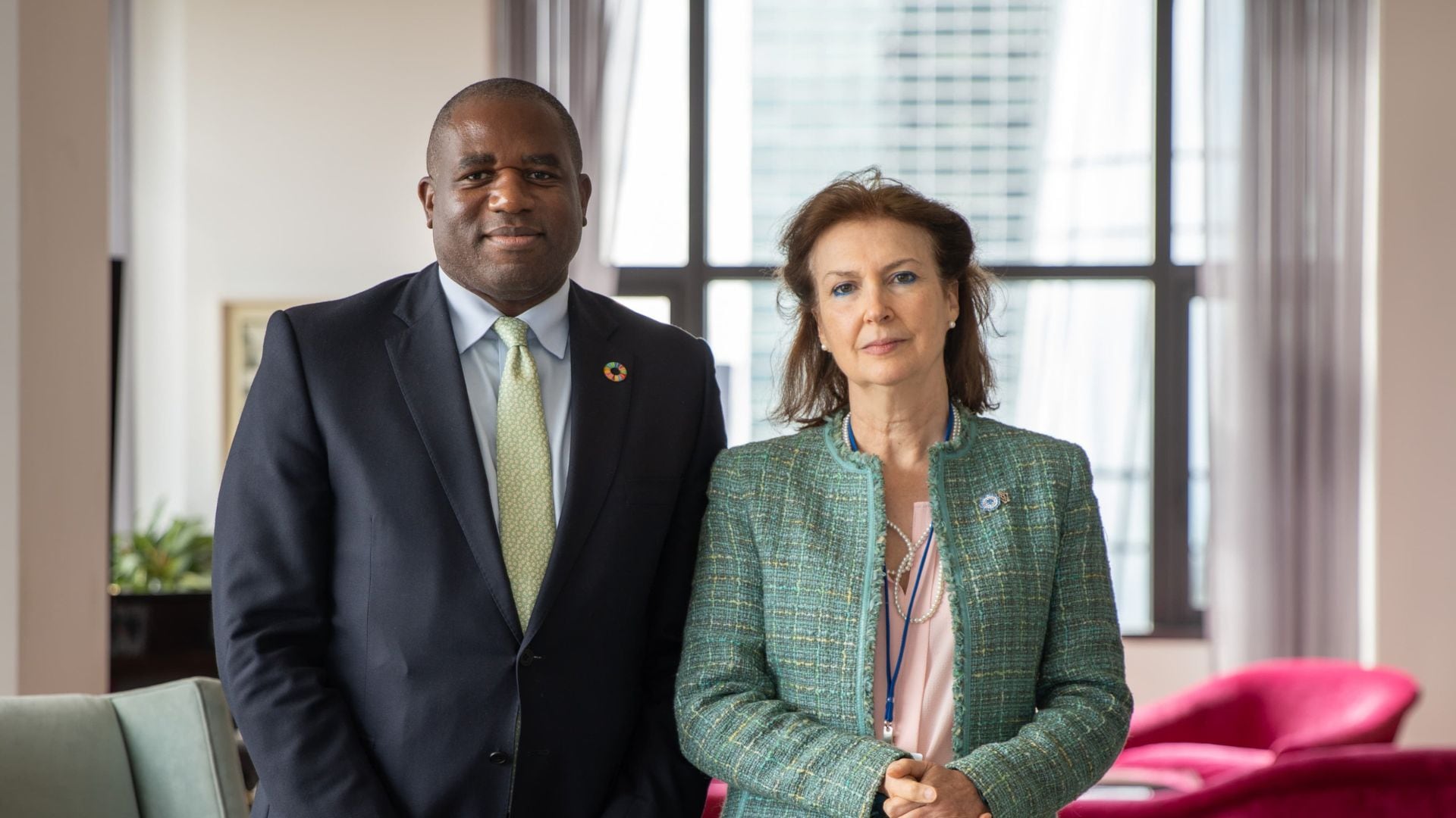 La canciller argentina, Diana Mondino, con su par inglés, David Lammy. Foto: Cancillería