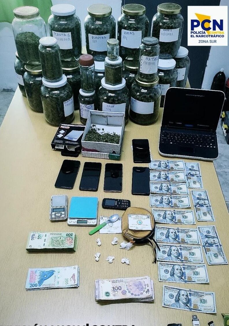 Marihuana, cocaína y dinero fue los que más hallaron los agentes en las viviendas.