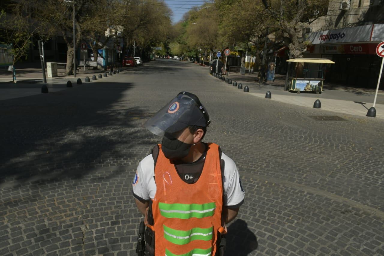 San Martín y Garibaldi, centro de la ciudad de Mendoza, muestra el escaso movimiento de este domingo.