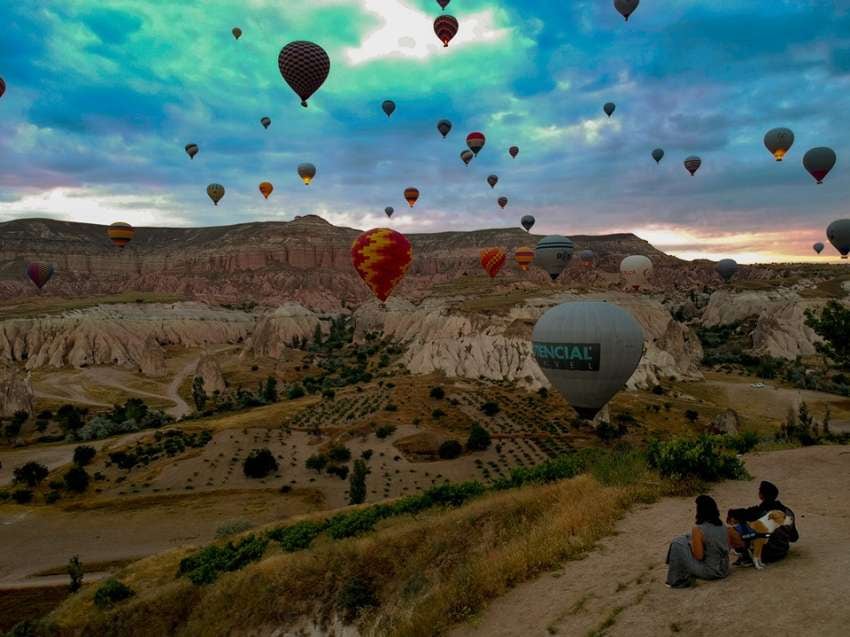 
De ensueño. Mariana, Tomislav y el perro Draco frente a un evento impactante que se realiza en Turquía. | Gentileza
   