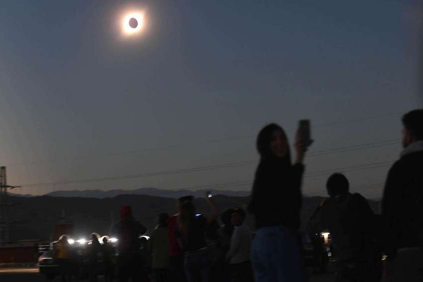 
Marcelo Rolland / 02 de julio | En la localidad de Chimbas, provincia de San Juan se pudo observar el eclipse total de sol.
   