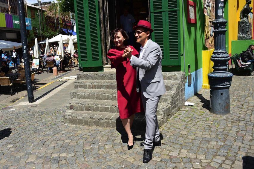 
Foto: AFP | La esposa del primer ministro de Japón, Akie Abe, baila tango durante su visita al barrio de La Boca en Buenos Aires.
   