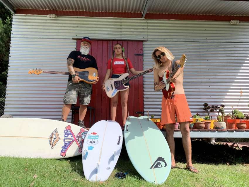 
Grandes pasiones. Flavio y sus hijos, Cocó y Jay, en medio de tablas de surf, bajos y guitarras | Gentileza
   