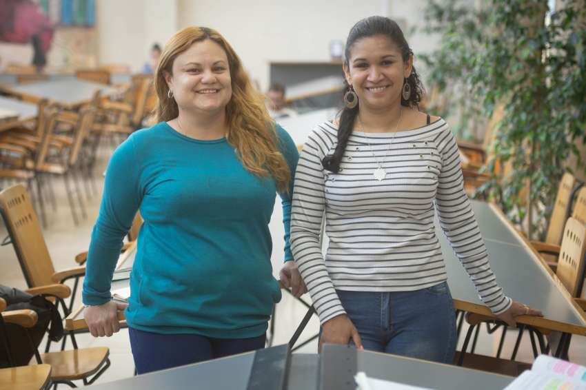 
    Roselys Romero (blanco) y Dayana Bustamante (verde) son licenciadas en Educación Integral y hace 4 años que viven en Mendoza. Foto Ignacio Blanco
   