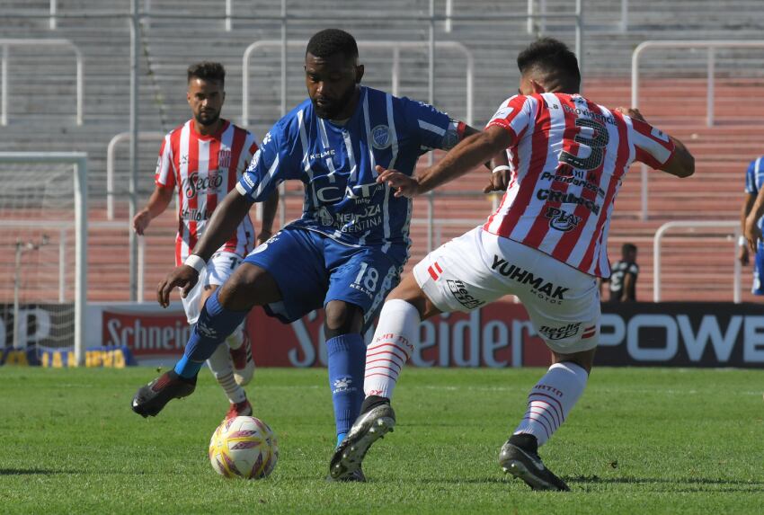 
El “Morro” García maneja la pelota ante Martínez (3), de San Martín. El uruguayo volvió a ser clave. | Orlando Pelichotti / Los Andes
   