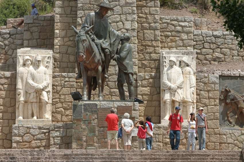 
Manzano Histórico. “Retorno a la Patria” también es una obra de Luis Perlotti. | Los Andes
   