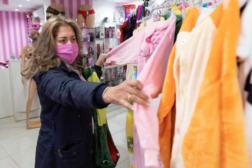 Griselda, propietaria de Grisel Lengerie, tienda ubicada en calle 9 de Julio. /Foto: Ignacio Blanco