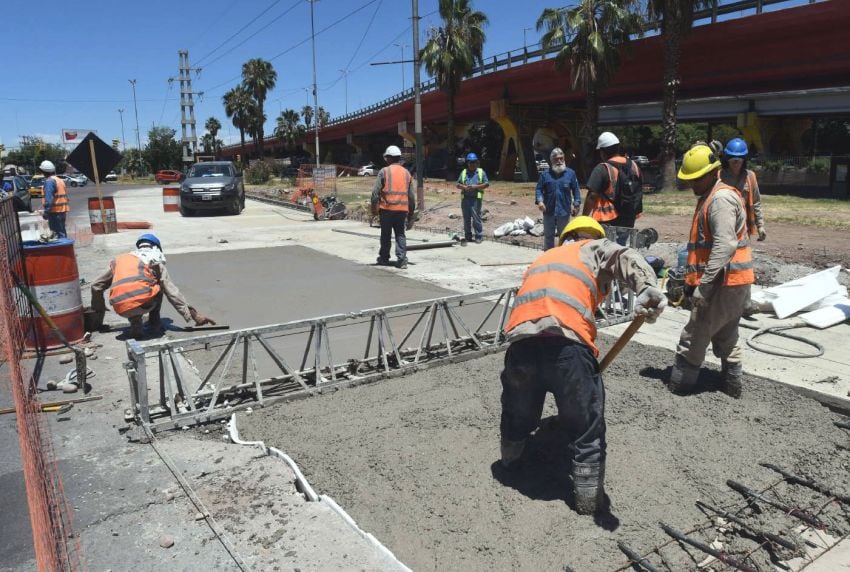 
Reparación. Personal de la empresa adjudicataria ya retiró las losas deterioradas y construye unas nuevas sobre avenida Costanera.  | Claudio Gutiérrez / Los Andes
   