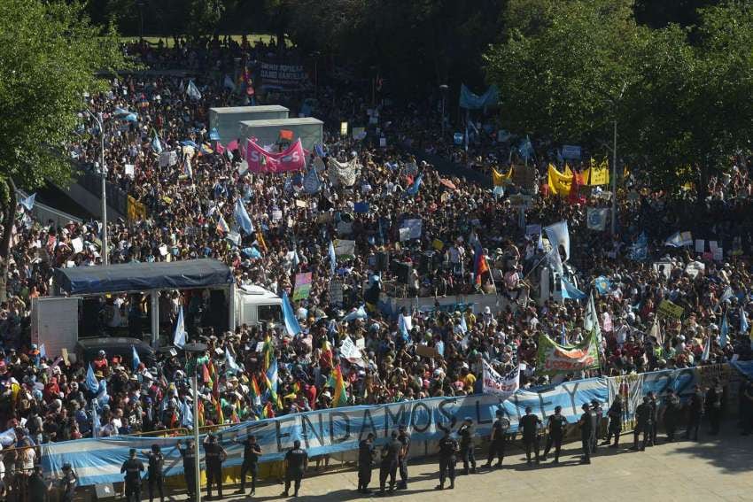 
Marcos García / 23 de diciembre | 23 de diciembre. Miles de personas se manifiestan en contra de la reforma a la ley 7722 que regula la actividad minera en Mendoza.
   