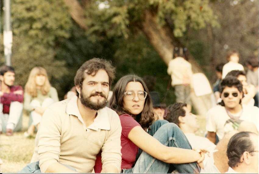 
Noviazgo. Jorge Antonio Bodoc y Liliana Chiavetta, en un recital al que asistieron en el parque San Martín, a fines de los 70. | Gentileza / Jorge Bodoc
   