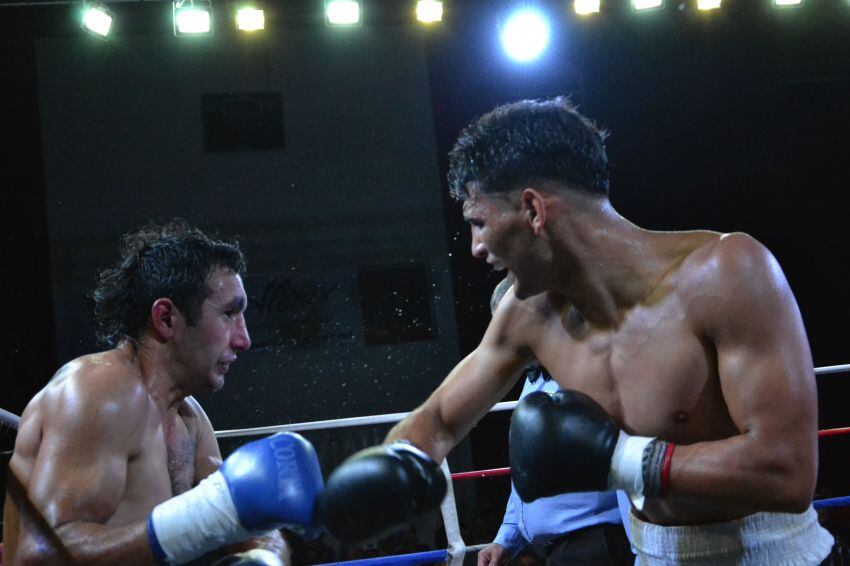 
Joel Mafauad dominó a pampeano Arambire, quien no salió en el quinto round. | Gentileza / Roberto Espínola
   