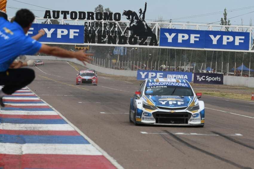 
El equipo celebra el paso de Llaver. | José Gutiérrez / Los Andes
   