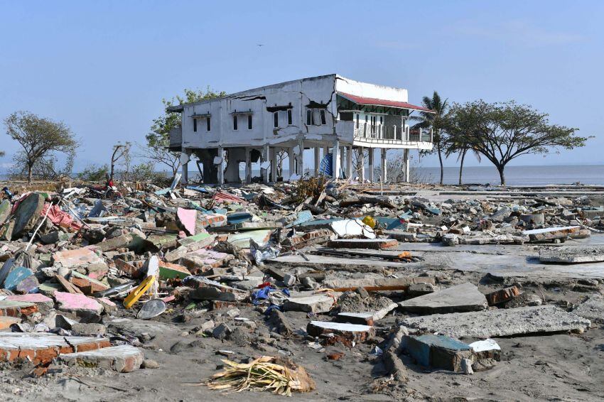 
    Un sobreviviente del terremoto rescata artículos de los escombros de una casa en Wani, Indonesia Foto: AFP
   