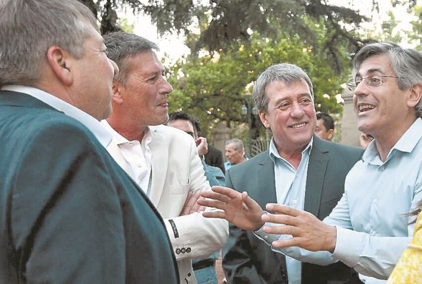 
    Opositores. Alejandro Bermejo, junto a su hermano Adolfo, anunció que deja Maipú.
   