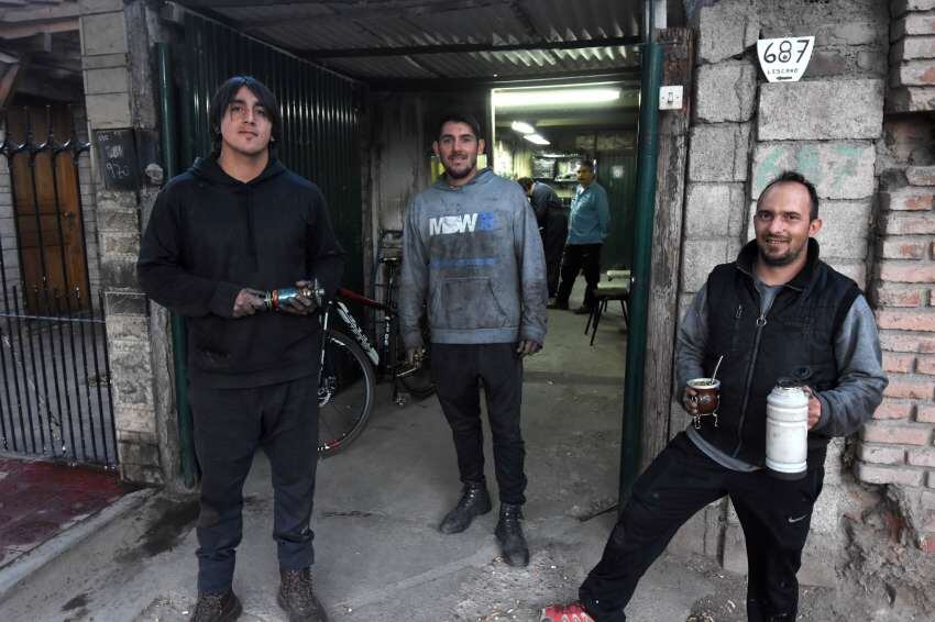 
Familiar. En el taller de los Lescano los autos se revisan en la calle | Gustavo Rogé / Los Andes
   