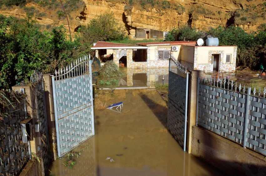 
    Una familia fue víctima de la destrucción a causa de la inundación./AP
   