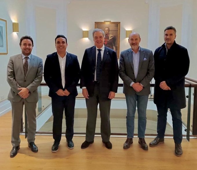 En la embajada de Uruguay en Argentina, el ministro de Producción, Rodolfo Vargas Arizu, se reunió con Fernando Mattos Costa, ministro de Agricultura de Uruguay, y Romeo Volonté, Gerente General del Programa de Erradicación de la Mosca Bichera.