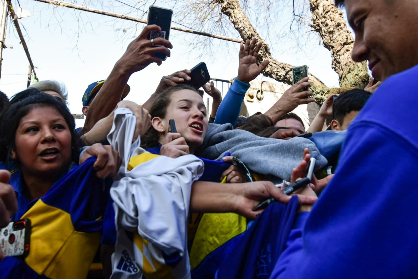 Hinchas de Boca solicitan autografos a sus ídolos. / Marian Villa (Los Andes)