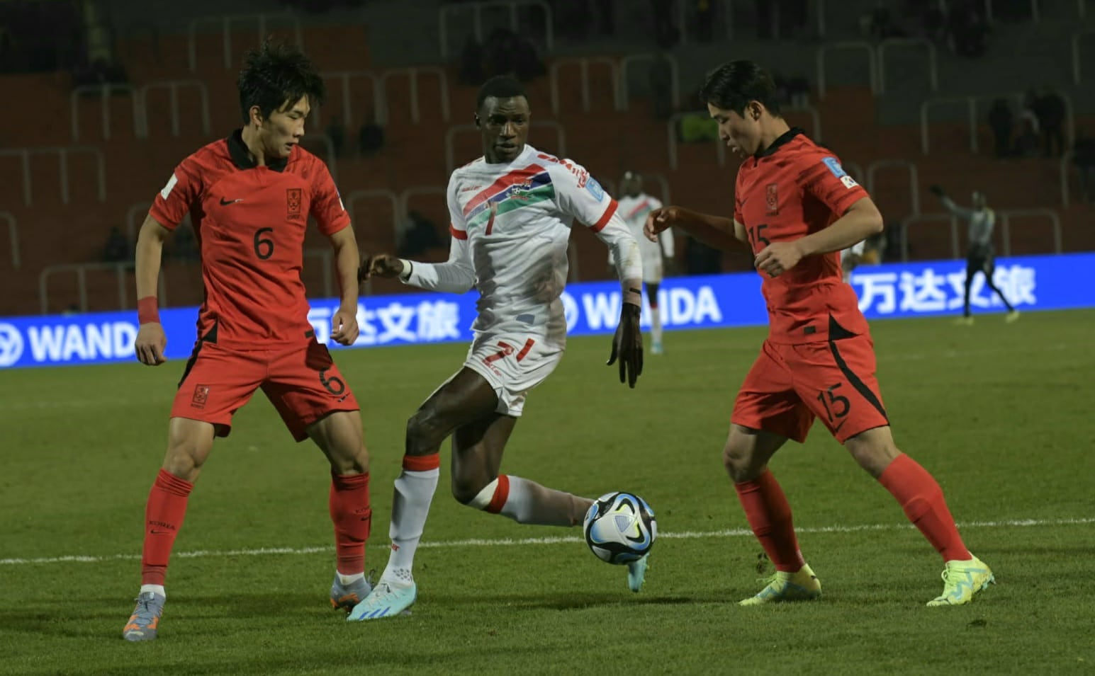 Los dos a octavos de final: Gambia y Corea empataron sin goles y enfrentarán a Uruguay y Ecuador, respectivamente. / Orlando Pelichotti (Los Andes).