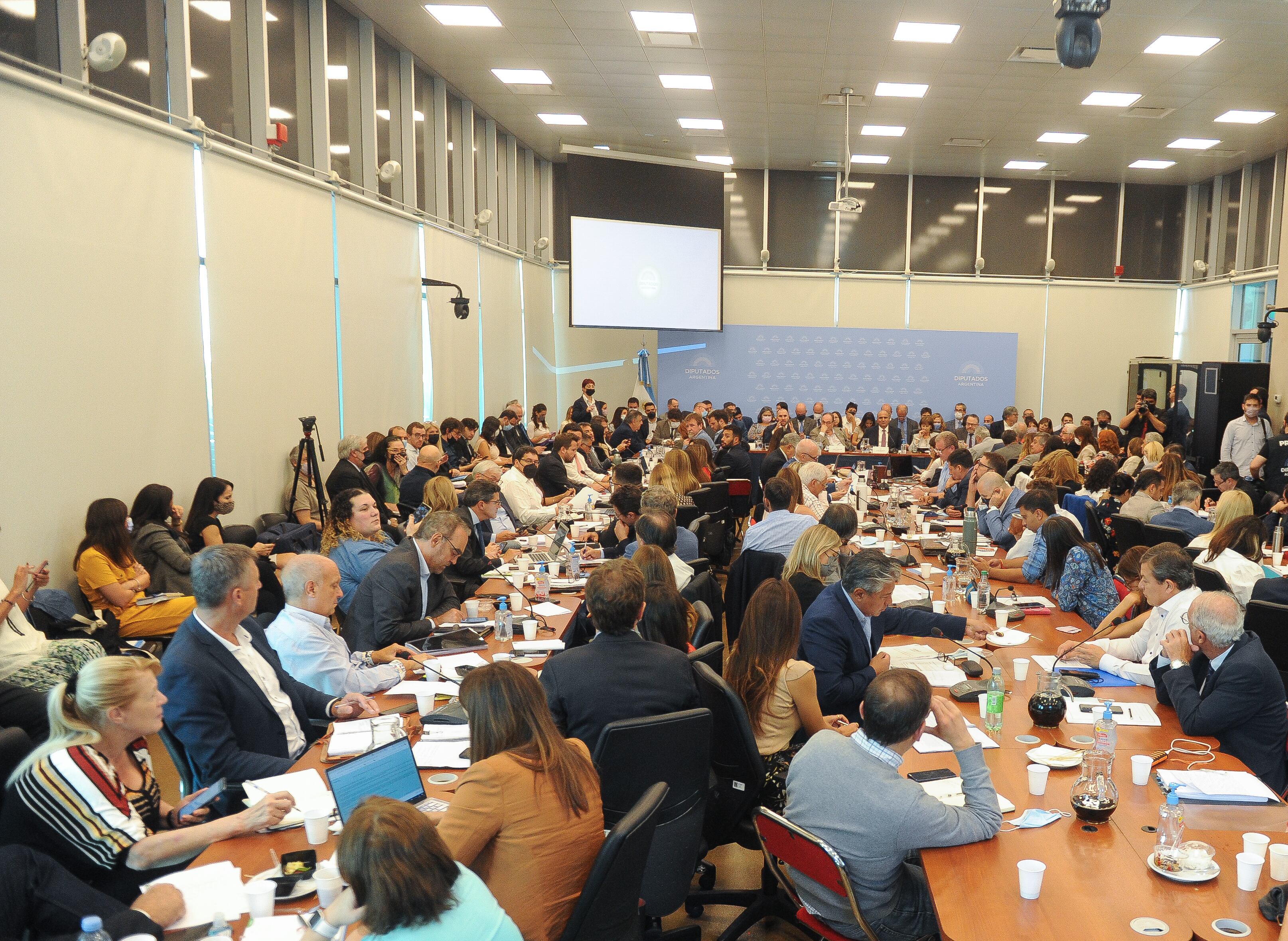 El plenario de comisiones de Presupuesto y Finanzas inició el debate del acuerdo (Foto: Federico López Claro)