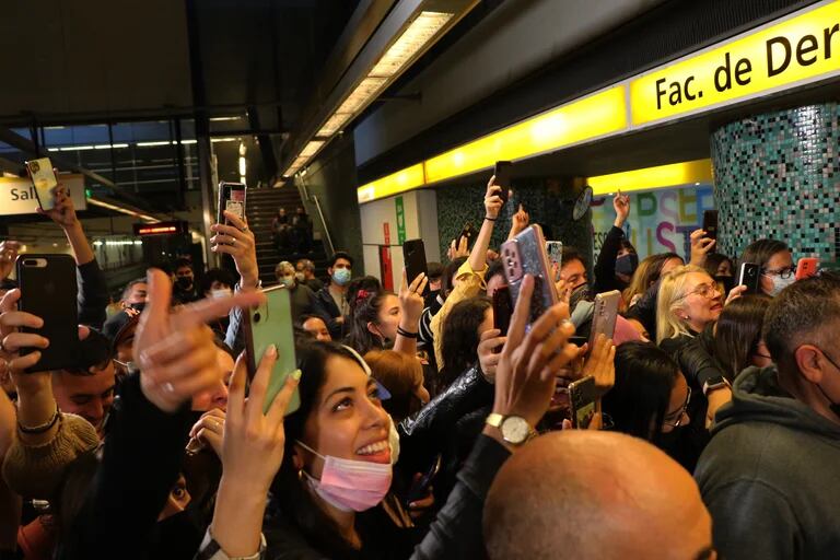 La multitud sorprendida por la curiosa ocurrencia de Susana y Sebastián Yatra. Foto Ramiro Souto.