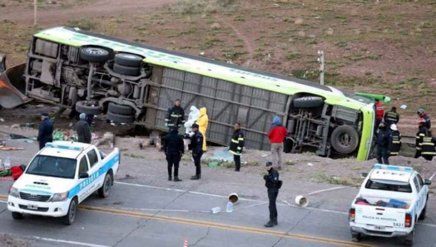 
Vuelco fatal. El ómnibus volcó en febrero de 2017 en la ruta 7 y 19 personas murieron. | Cristian G uzzo / Los Andes
   