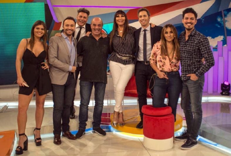 
    Intrusos. Moria tomó el control del programa y posa junto a un invitado y sus seis panelistas.
   