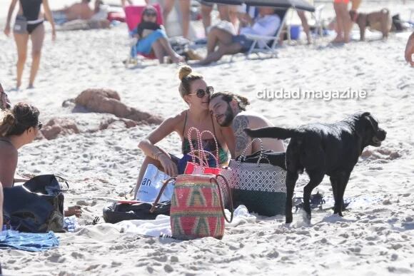 Yanina Screpante y su novio en la playa