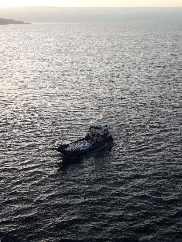 
    Día cuatro. "Así reportan los víveres...de a poquito", indicó Enzo. El crucero no se puede acercar a la costa.
   