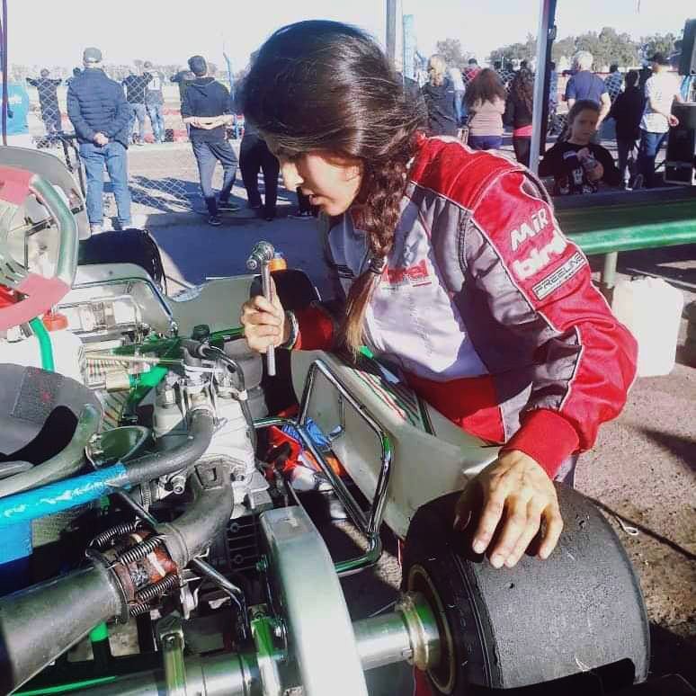 
Ella sola arma su motor para cada competencia.  | Gentileza
   