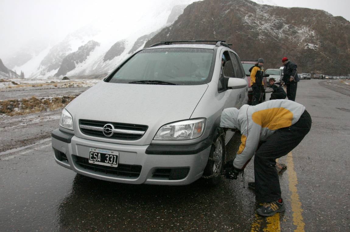 Nieve en Mendoza: cuál es la diferencia entre uso y portación de cadenas en los vehículos. Foto: Archivo Los Andes