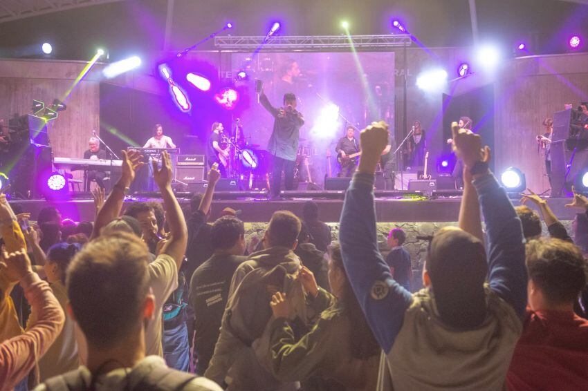 
Recital. Ayer, el pasado y el presente se fundieron en un abrazo rockero en el Teatro Gabriela Mistral. | Ignacio Blanco / Los Andes
   